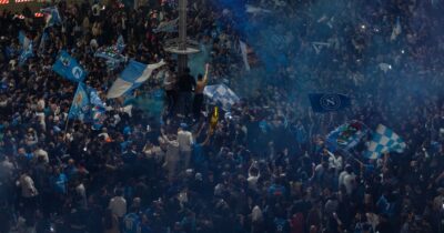 Copertina di “Volevamo bere una birra e siamo stati trattati da criminali. È scandaloso”: il racconto di uno dei tifosi del Napoli arrestati a Eindhoven