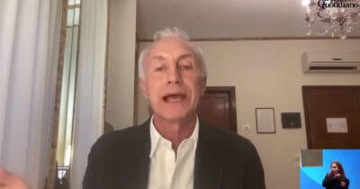 Copertina di “Legge Ranucci contro le querele temerarie, si veda in Parlamento chi vota sì e chi vota no”: Travaglio alla manifestazione per il giornalista di Report – L’intervento integrale