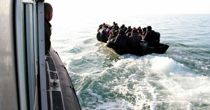 Naufragio al largo della Tunisia: almeno 40 morti, tra le vittime anche neonati