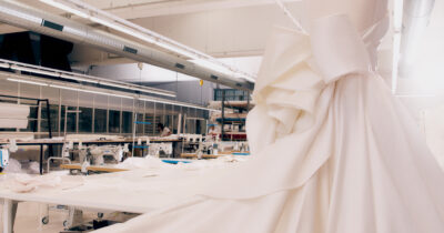 Copertina di ApritiModa 2025, un weekend nei luoghi segreti del Made in Italy: da Armani a Zegna e Loro Piana, ecco come visitare 100 atelier