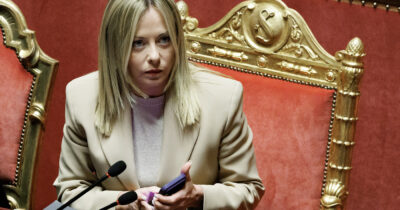 Copertina di Meloni, la linea sulle armi: “La flessibilità va resa permanente, ma non toglieremo un euro da altre spese. Serve più pressione su Mosca”