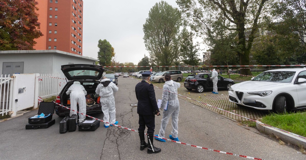 Donna accoltellata per strada a Milano: si cerca l’ex marito. I vicini: “Appostato sotto casa sua da un mese” Donna accoltellata per strada a Milano: si cerca l’ex marito. I vicini: “Appostato sotto casa sua da un mese”