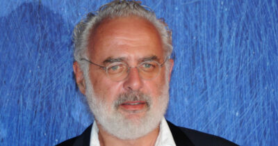 Copertina di “Banksy? Non mi piace, è un grafico molto banale. E il MAXXI lo butterei giù con le ruspe”: il critico d’arte Francesco Bonami spara a zero sull’arte contemporanea