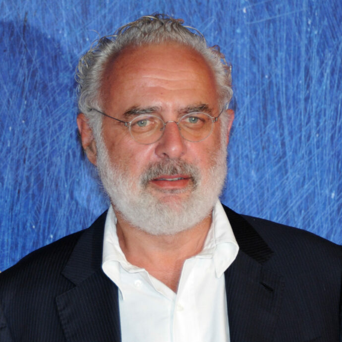 “Banksy? Non mi piace, è un grafico molto banale. E il MAXXI lo butterei giù con le ruspe”: il critico d’arte Francesco Bonami spara a zero sull’arte contemporanea