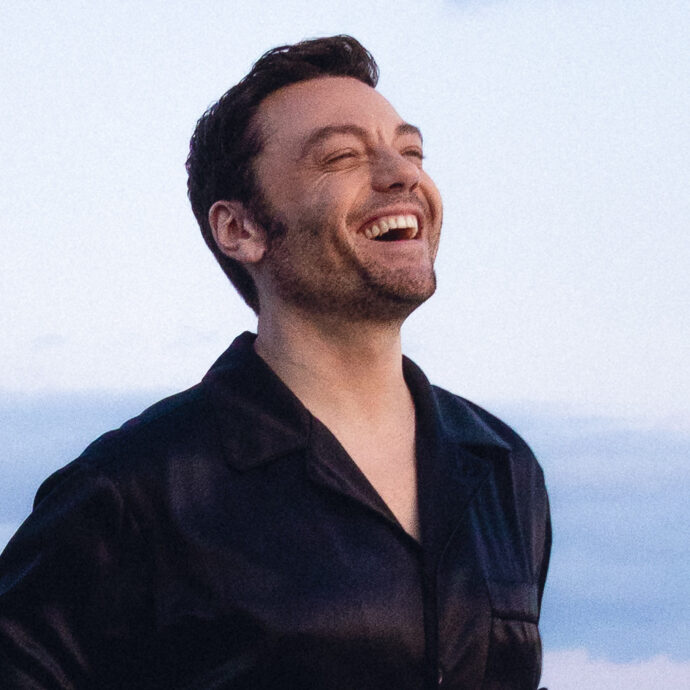 “Sono pronto a tutto: applausi e fischi, fa parte del mestiere. Se non sento fischi intorno non è salutare. Un disco non è solo standing ovation”: così Tiziano Ferro