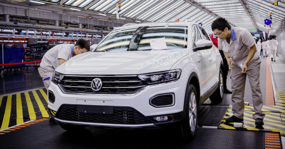Volkswagen fermerà la produzione di Golf: pesa la guerra dei semiconduttori con la Cina Volkswagen fermerà la produzione di Golf: pesa la guerra dei semiconduttori con la Cina