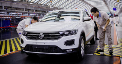 Copertina di Volkswagen fermerà la produzione di Golf: pesa la guerra dei semiconduttori con la Cina