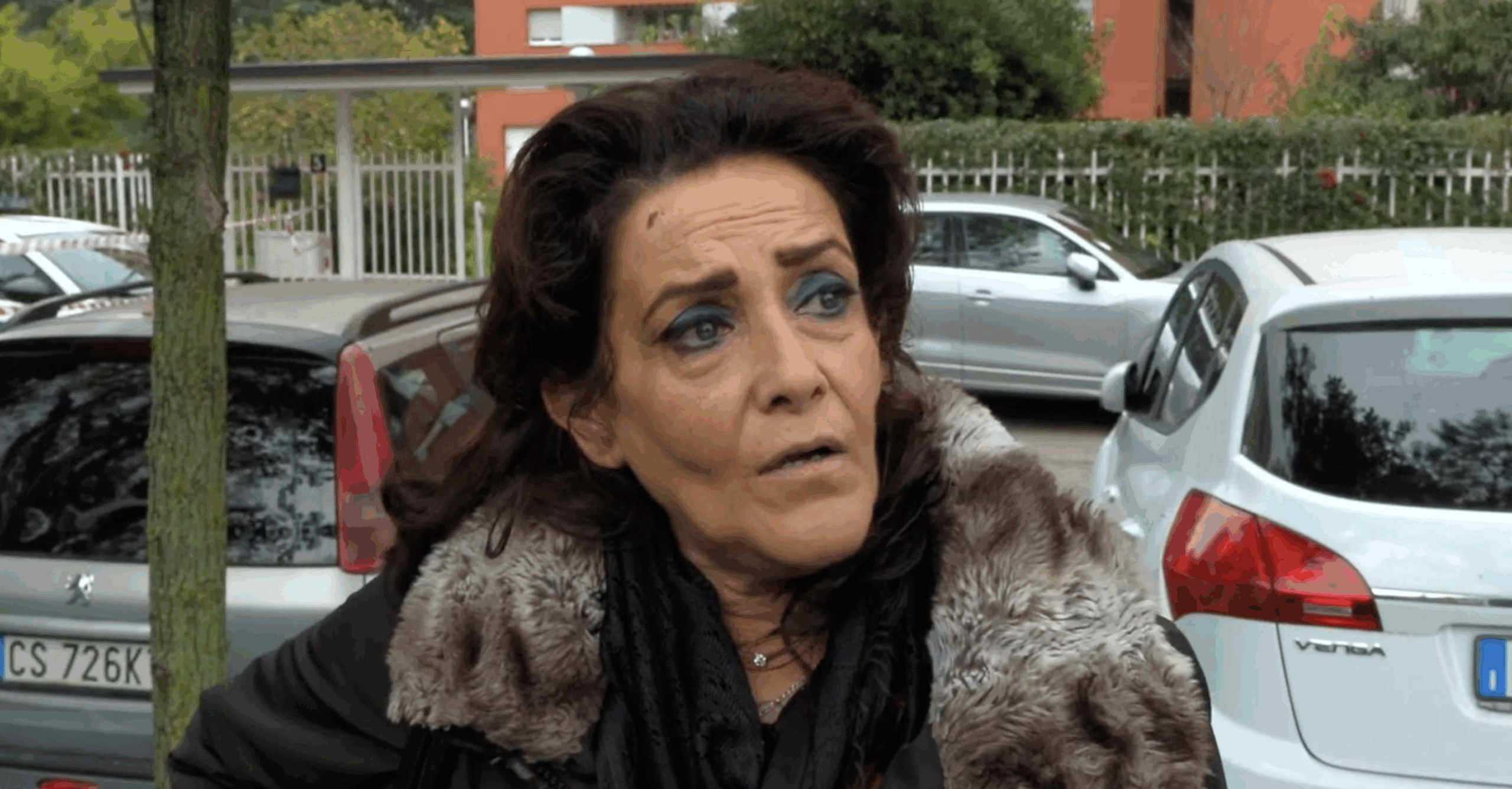 Copertina di Donna accoltellata a Milano, la testimone: “Da un mese vedevamo l’ex marito appostato sotto casa sua”