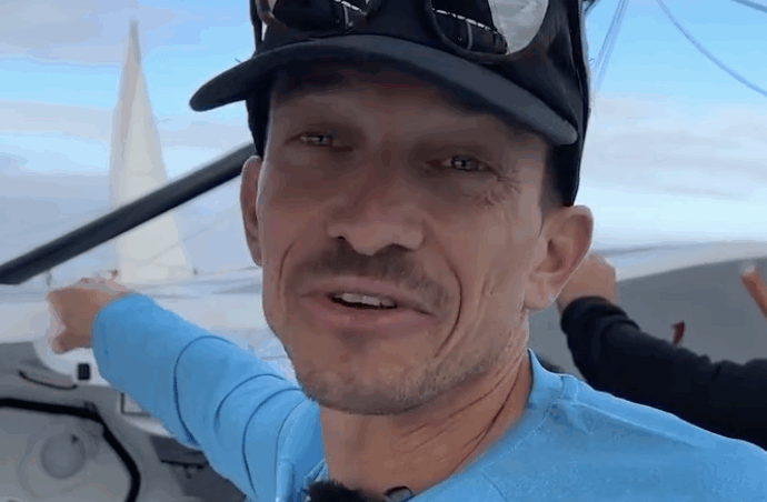 “I primi due giorni non riuscivo a stare in piedi. Ero sdraiato per terra a vomitare. Avevo voglia di morire. Mi piace mettermi in situazioni in cui soffro”: Mathieu Blanchard parte per la regata Transat Café L’Or