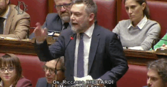 Copertina di Ricciardi a Meloni: “Lei difende il capitalismo finanziario che specula sulla vita delle persone” – Video