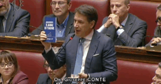 Copertina di Conte consegna a Meloni il libro ‘Tre anni di tasse’: “Non rida, le famiglie al supermercato non possono comprare più nulla”
