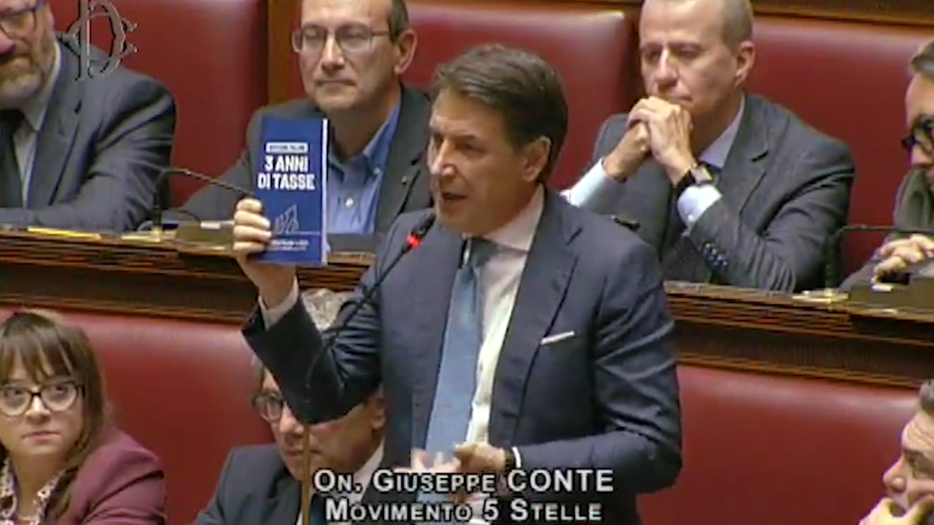 Conte consegna a Meloni il libro ‘Tre anni di tasse’: “Non rida, le famiglie al supermercato non possono comprare più nulla” Conte consegna a Meloni il libro ‘Tre anni di tasse’: “Non rida, le famiglie al supermercato non possono comprare più nulla”