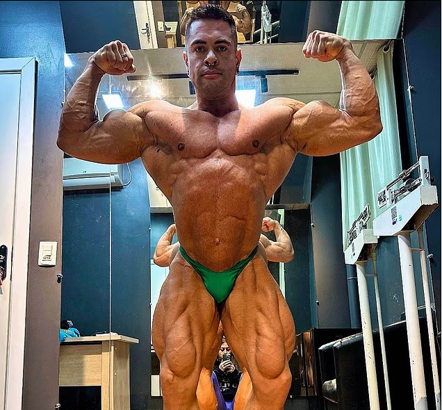 “Il giorno più triste della mia vita”: bodybuilder Kadu Santos muore a 31 anni dopo aver chiesto alla fidanzata di sposarlo “Il giorno più triste della mia vita”: bodybuilder Kadu Santos muore a 31 anni dopo aver chiesto alla fidanzata di sposarlo