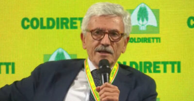 Copertina di D’Alema: “Se i cittadini non votano più, l’Occidente curi le proprie democrazie prima di fare la guerra agli autocrati”