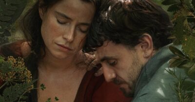 Copertina di Hamnet: Chloe Zhao scolpisce il dolore perfetto e racconta il lutto di Shakespeare che portò all’Amleto