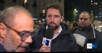 Copertina di Assessore irrompe durante la diretta del Tgr Lombardia: “Spostati, sta parlando il sindaco”. Il cdr chiede le scuse