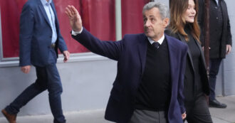 Copertina di Francia, insulti e urla contro Sarkozy nella sua prima notte in carcere. I video dei detenuti finiscono in diretta sui social