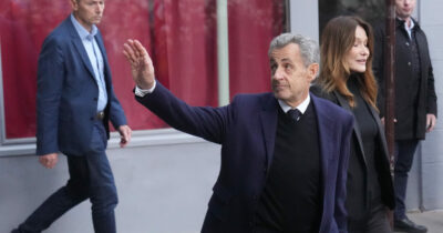 Copertina di Francia, insulti e urla contro Sarkozy nella sua prima notte in carcere. I video dei detenuti finiscono in diretta sui social