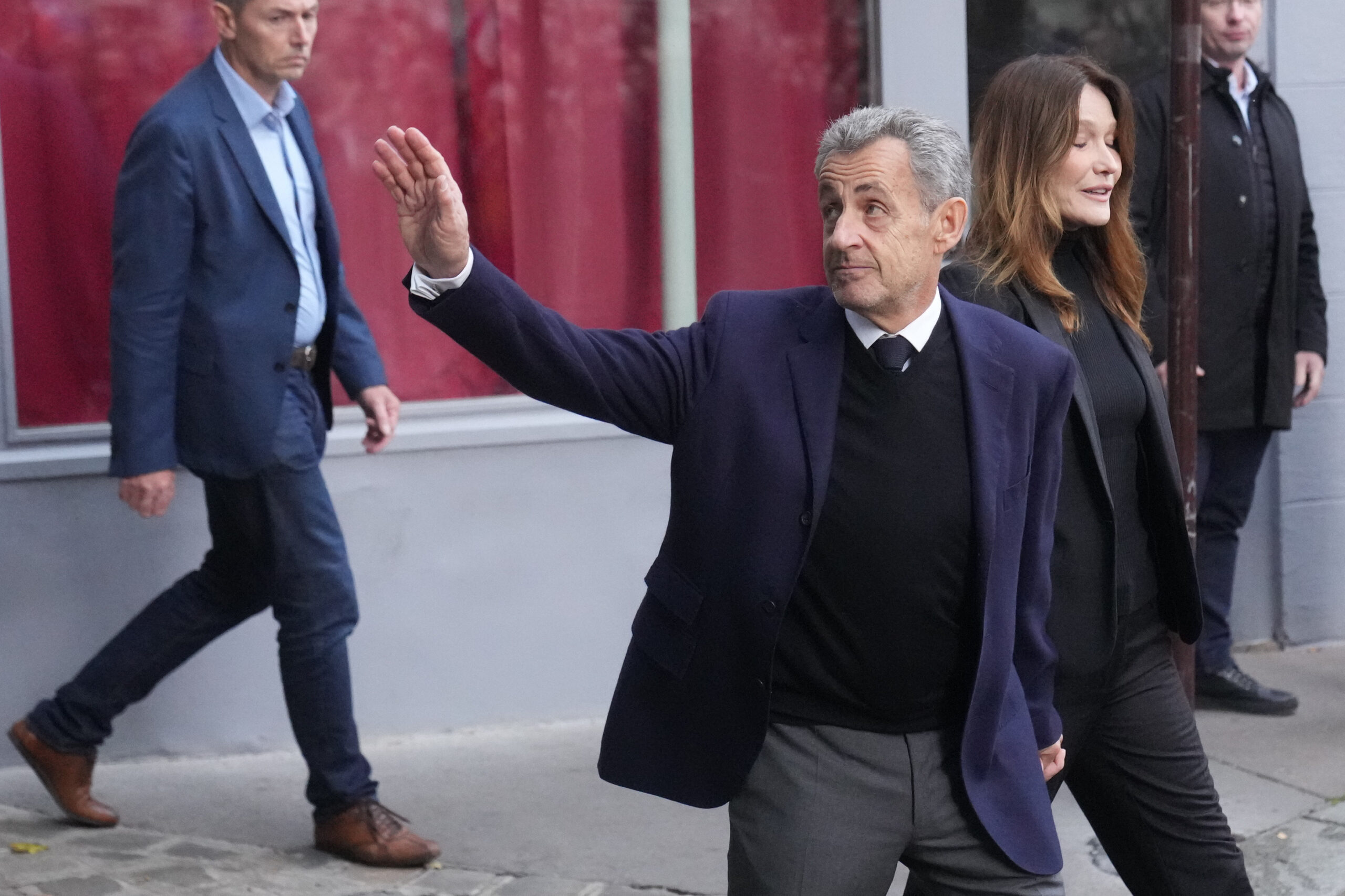 Francia, insulti e urla contro Sarkozy nella sua prima notte in carcere. I video dei detenuti finiscono in diretta sui social Francia, insulti e urla contro Sarkozy nella sua prima notte in carcere. I video dei detenuti finiscono in diretta sui social