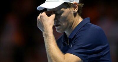 Copertina di “Posso solo dire che accetto tutte le critiche. Avere qui la mia famiglia mi ricorda quanti sacrifici ho fatto”: Sinner parla dopo gli attacchi