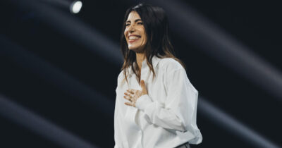 Copertina di X Factor 2025: partono le Live con le esibizioni, le eliminazioni e la corsa per la Finale. Ospite Annalisa: ecco chi sono i dodici cantanti sul palco