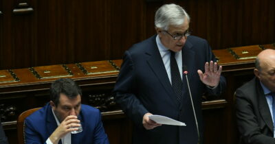 Copertina di Manovra, Tajani e Salvini ancora contro la norma sugli affitti brevi. Il leader di Fi: “Decide la politica, non i grand commis”