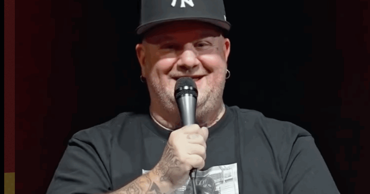 “Sono stato molestato verbalmente da un tassista, mi ha raccontato che andava a trans. Mi ha spiegato anche la forma del suo ca**o”: lo rivela Jake La Furia