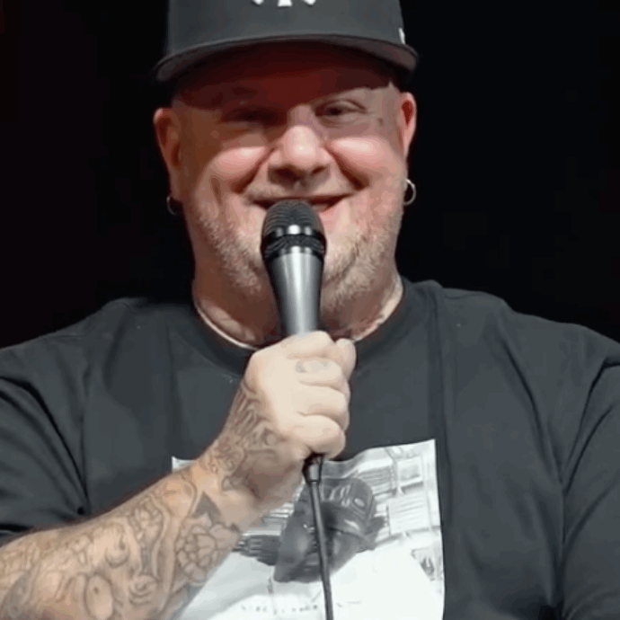 “Sono stato molestato verbalmente da un tassista, mi ha raccontato che andava a trans. Mi ha spiegato anche la forma del suo ca**o”: lo rivela Jake La Furia