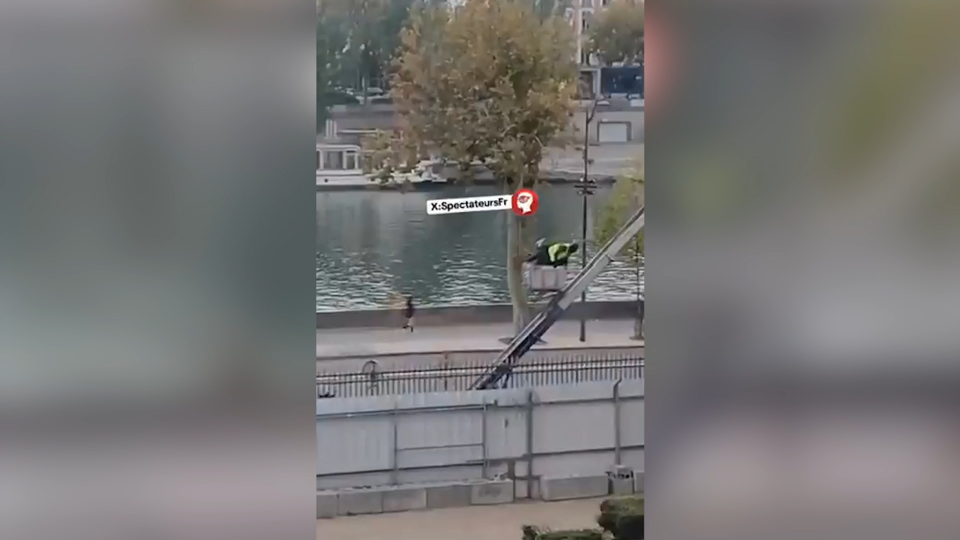 Rapina al Louvre, il nuovo video dei ladri in azione: la fuga sul montacarichi col bottino Rapina al Louvre, il nuovo video dei ladri in azione: la fuga sul montacarichi col bottino