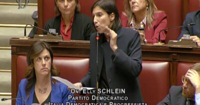 Copertina di Schlein a Meloni: “Manovra austera e rinunciataria a crescita zero, la sua incoerenza ormai è conclamata” – Video