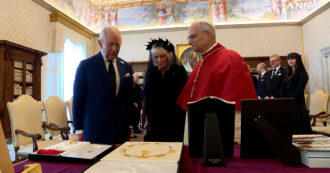 Copertina di Re Carlo e Camilla incontrano il Papa in Vaticano: i saluti e lo scambio di doni. Ecco cosa è accaduto – Video