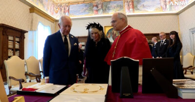 Copertina di Re Carlo e Camilla incontrano il Papa in Vaticano: i saluti e lo scambio di doni. Ecco cosa è accaduto – Video