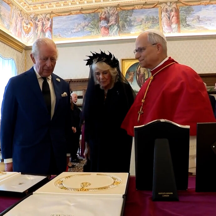 Re Carlo e Camilla incontrano il Papa in Vaticano: i saluti e lo scambio di doni. Ecco cosa è accaduto – Video