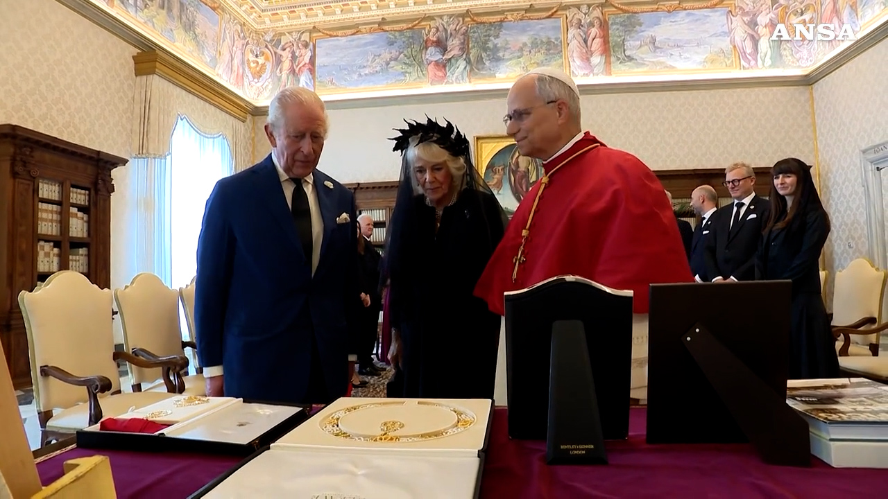 Re Carlo e Camilla incontrano il Papa in Vaticano: i saluti e lo scambio di doni. Ecco cosa è accaduto – Video