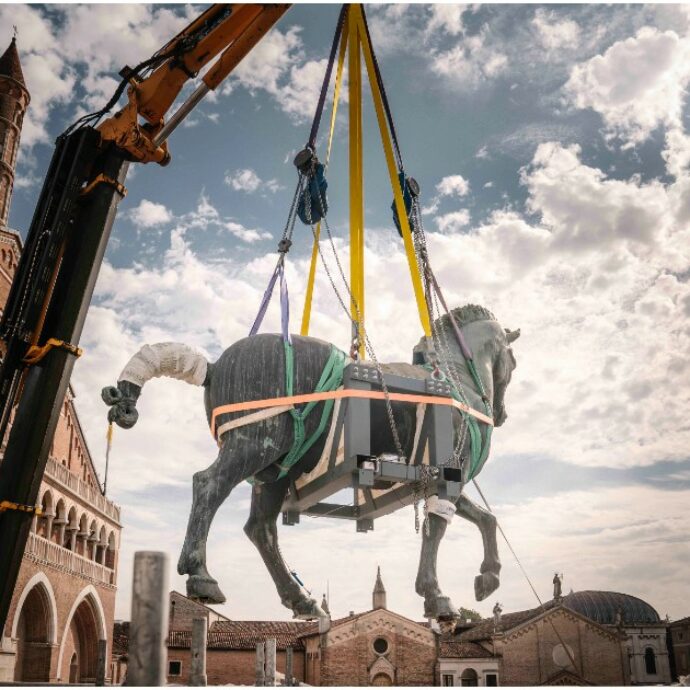 C’è un cavallo nel cielo di Padova: la statua del Gattamelata smontata e restaurata. La maxi-operazione sulla prima grande scultura di Donatello