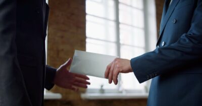 Copertina di Torna la bustarella: 1.000 al funzionario