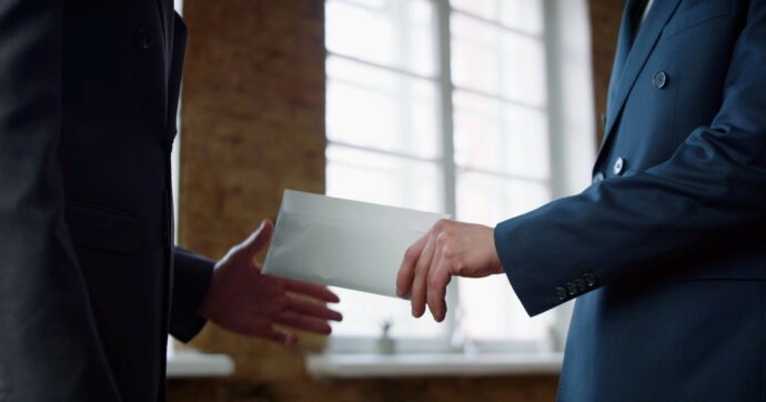 Torna la bustarella: 1.000 al funzionario