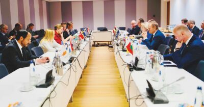 Copertina di Guerra in Ucraina, Trump congela il vertice con Putin. Orban attacca l’Ue: «È un pericolo»