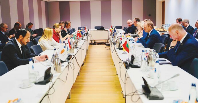 Guerra in Ucraina, Trump congela il vertice con Putin. Orban attacca l’Ue: «È un pericolo»