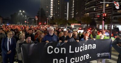 Copertina di Milano, centinaia in marcia dopo il femminicidio di Luciana Ronchi. Dalla folla le testimonianze: “Io ho denunciato e lui è a piede libero”
