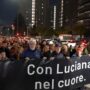 Copertina di Milano, centinaia in marcia dopo il femminicidio di Luciana Ronchi. Dalla folla le testimonianze: “Io ho denunciato e lui è a piede libero”
