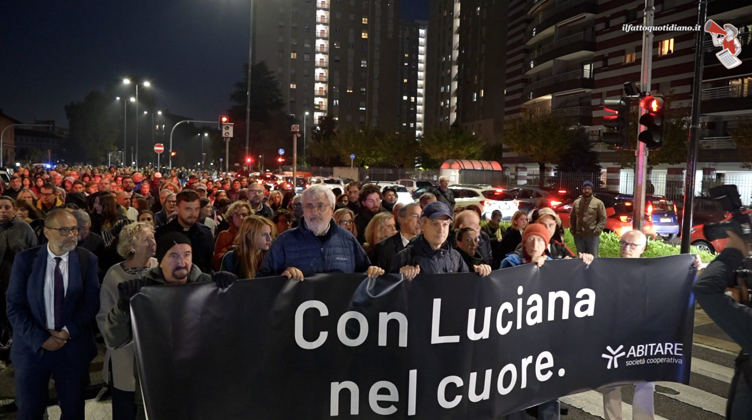 Milano, centinaia in marcia dopo il femminicidio di Luciana Ronchi. Dalla folla le testimonianze: “Io ho denunciato e lui è a piede libero” Milano, centinaia in marcia dopo il femminicidio di Luciana Ronchi. Dalla folla le testimonianze: “Io ho denunciato e lui è a piede libero”