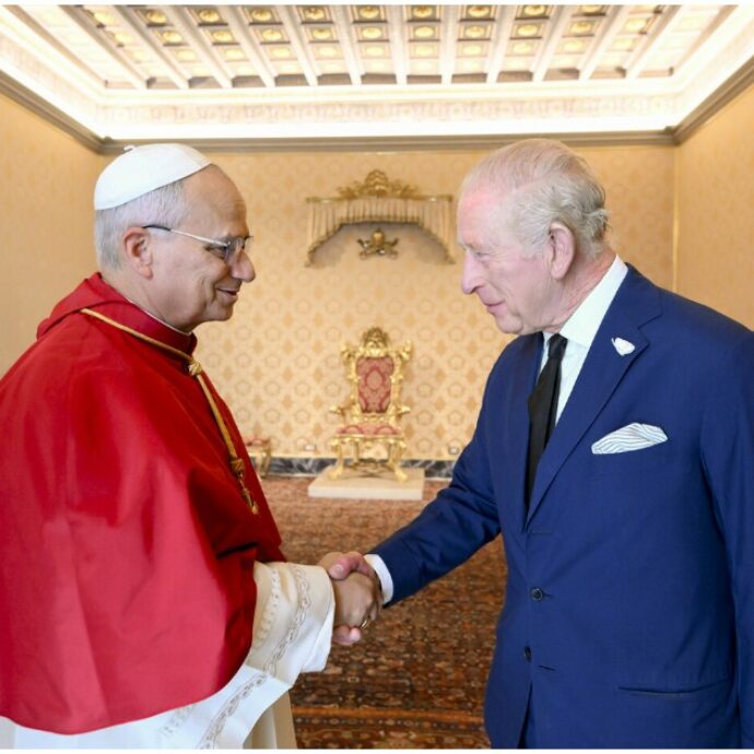 Re Carlo in Vaticano con Camilla. Lei in nero (per motivi di protocollo), lui deciso a puntare su dialogo e preghiera. Intanto il nuovo scandalo sul fratello Andrea infuria sui giornali britannici