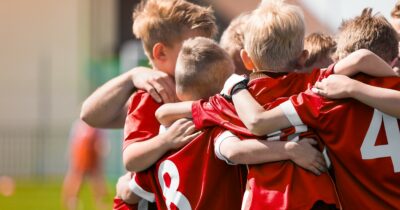 Copertina di “Sì allo sport per i bambini ma senza pressioni dagli adulti”. L’età giusta per iniziare e come scegliere l’attività più adatta: i consigli della pediatra