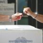 Copertina di Elezioni comunali 2026, al voto 894 amministrazioni (di cui 18 capoluoghi). Urne aperte domenica fino alle 23 e lunedì fino alle 15