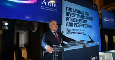 Copertina di Manovra, Tajani: “Banche e assicurazioni non siano considerate mucche da mungere. Io non ho una visione punitiva”