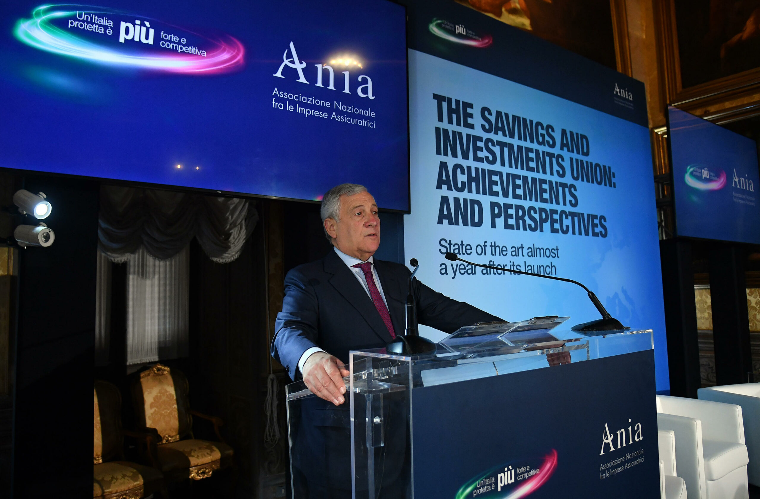 Manovra, Tajani: “Banche e assicurazioni non siano considerate mucche da mungere. Io non ho una visione punitiva”