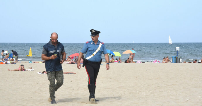 Accoltellato più volte, 52enne trovato morto per strada: si costituisce il presunto omicida