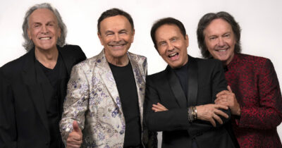 Copertina di “È l’ultimo tour? Non chiamatelo così, alla nostra età porta un po’ sfiga. Negli anni ci sono stati liti tra di noi, come nei matrimoni”: i Pooh compiono 60 anni