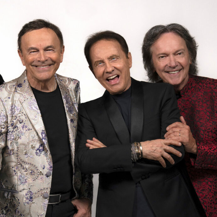 “È l’ultimo tour? Non chiamatelo così, alla nostra età porta un po’ sfiga. Negli anni ci sono stati liti tra di noi, come nei matrimoni”: i Pooh compiono 60 anni